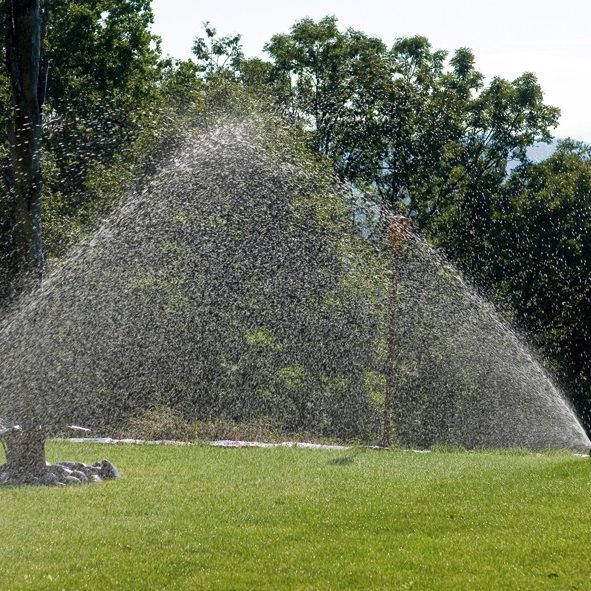 Zwei Regner bewässern Wiese in Garten