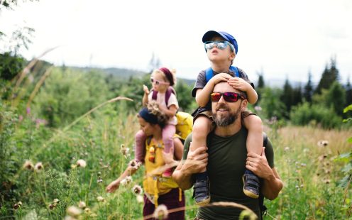 Famile beim Wandern dank automatischer Bewässerung