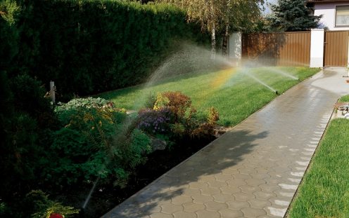 Regenbogen vom Versenkregner neben einem Weg