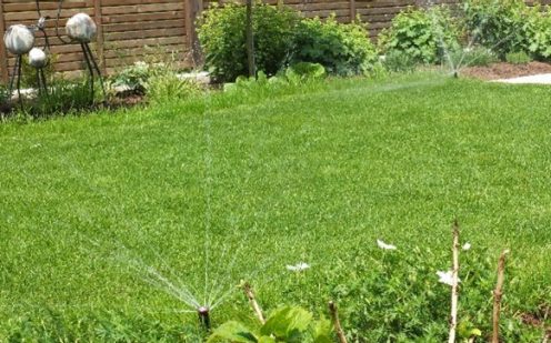 Zwei Regener verteilen Wasser im Garten